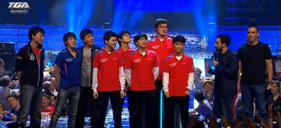 Zeka 是一个纯粹的外行。 Zeus 的标志性英雄 Shen 是纯粹的。 Hanwha Life Esports 4 vs 5 团队消灭了对手，赢得了第一场比赛。