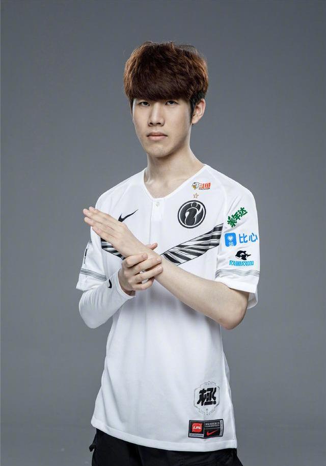 T1 粉丝在 Gumayusi 离开后向俱乐部办公室送去了抗议卡车